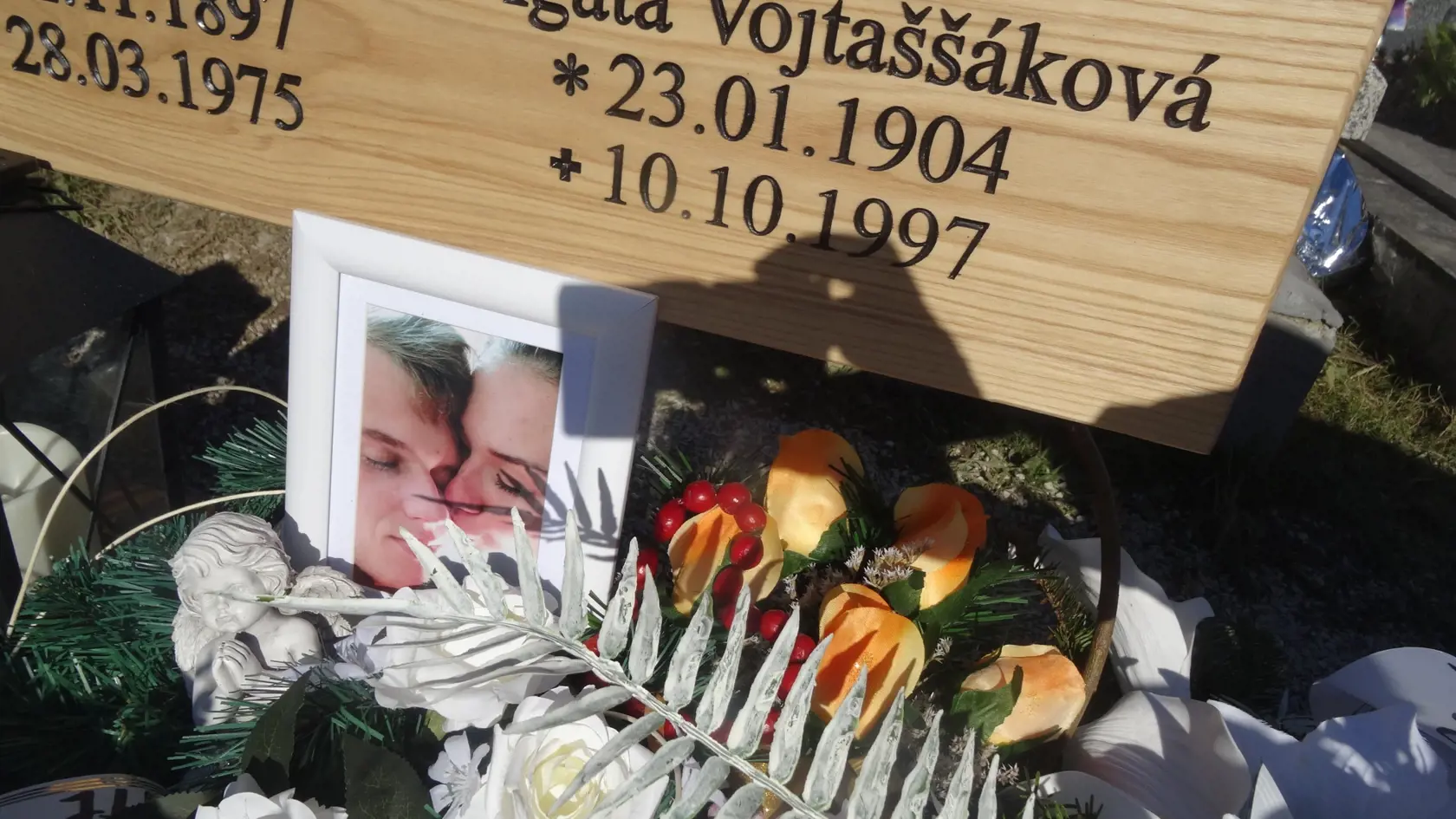 Pod krížom je na Marekovom hrobe položená fotografia zaľúbencov.