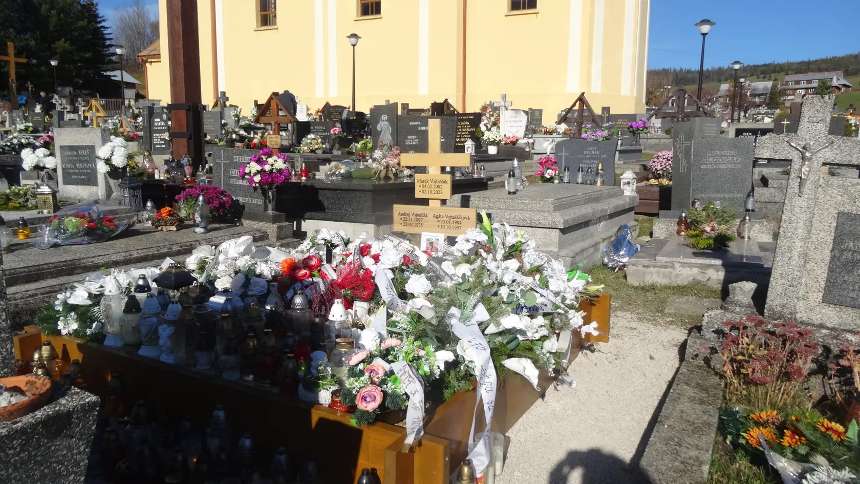 Mareka pochovali do hrobu v ktorom spočinuli pred rokmi jeho prarodičia.