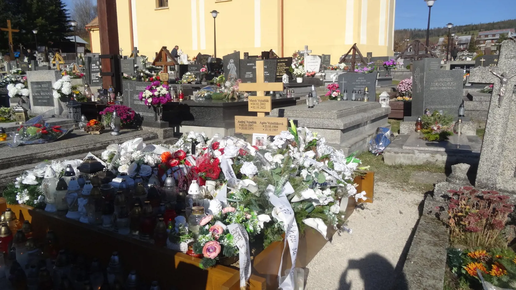 Drevený kríž s troma menami: Mareka Vojtáššáka a jeho prarodičov.