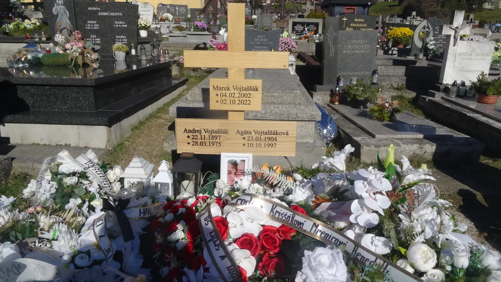 Kto navštívil hrob Mareka a potom miesto posledného odpočinku jeho lásky Broni podľa mnohých znakov poznal, že dvojica patrila k sebe.