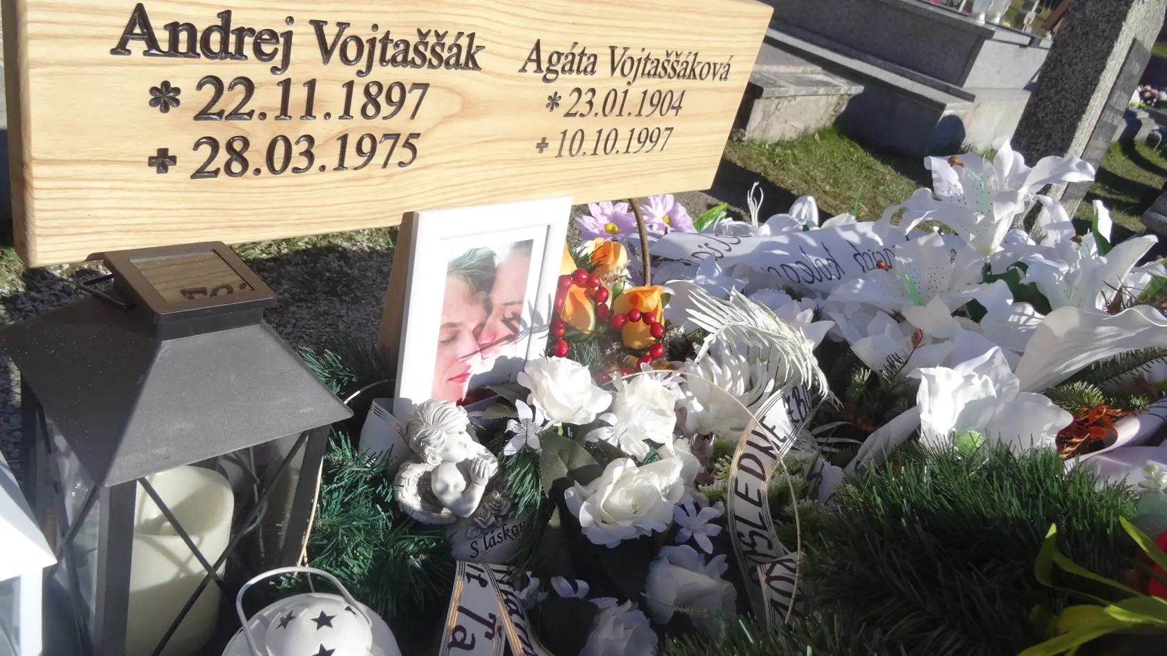 Rodičia nechali na hrobe aj spoločné foto zaľúbencov.