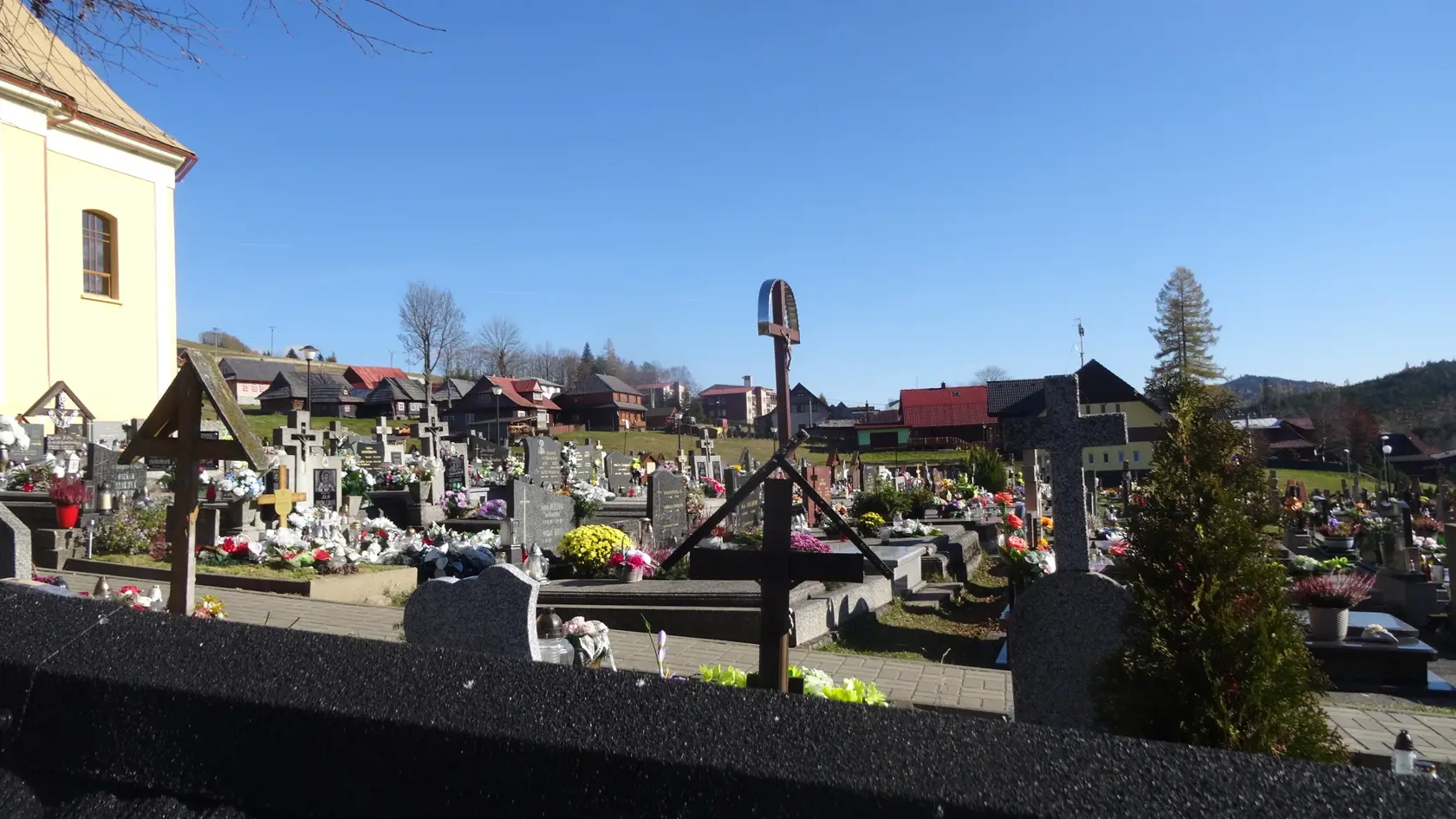 V Ždiari majú cintorín v areáli kostolnej záhrady.