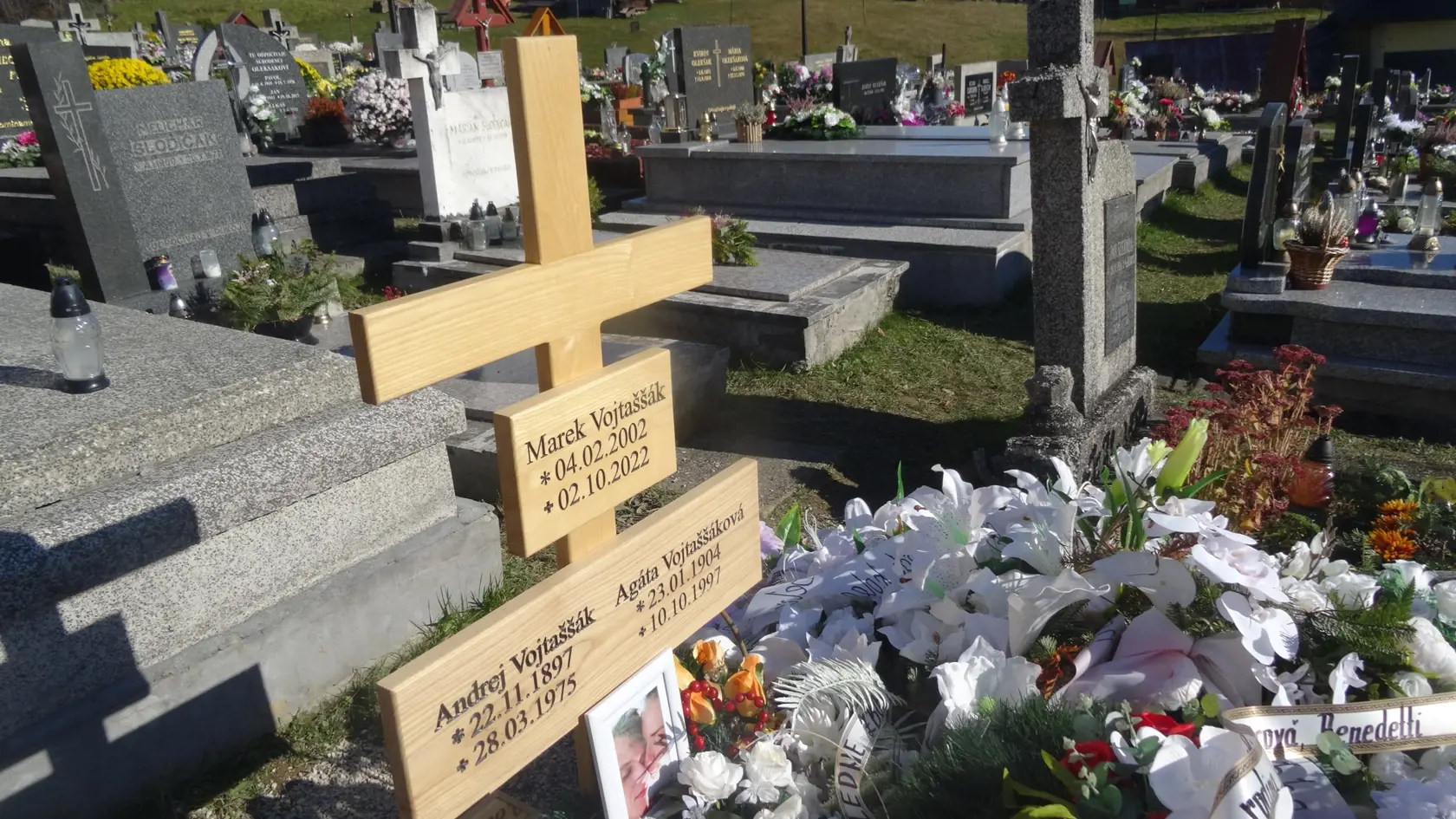 Otec Mareka je stolár, jeho šikovné ruky sa podpísali aj na hrobe svojho milovaného syna.