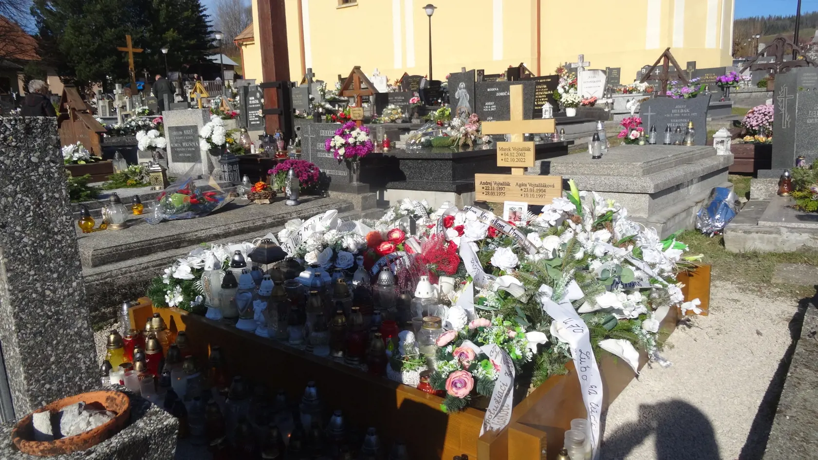 Množstvo kvetov a kahancov je dôkazom, že k hrobu Mareka prišli mnohí ľudia.