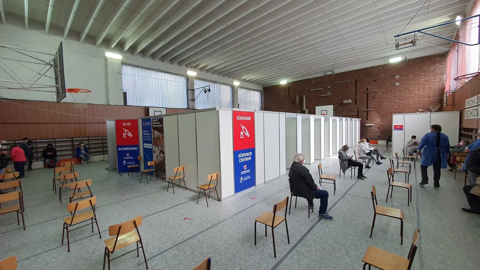 Na snímke nové vakcinačné centrum v Rimavskej Sobote. Vo veľkých halách sa očkuje najmä AstraZenecou.