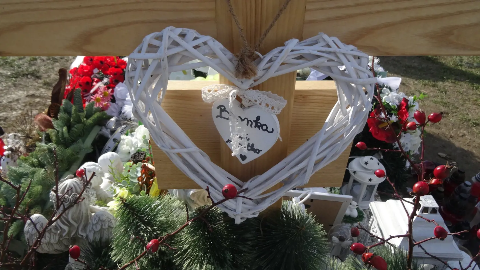 Na zadnej strane kríža bolo pripevnené toto prútené srdce s nápisom: Broňka, spí sladko.