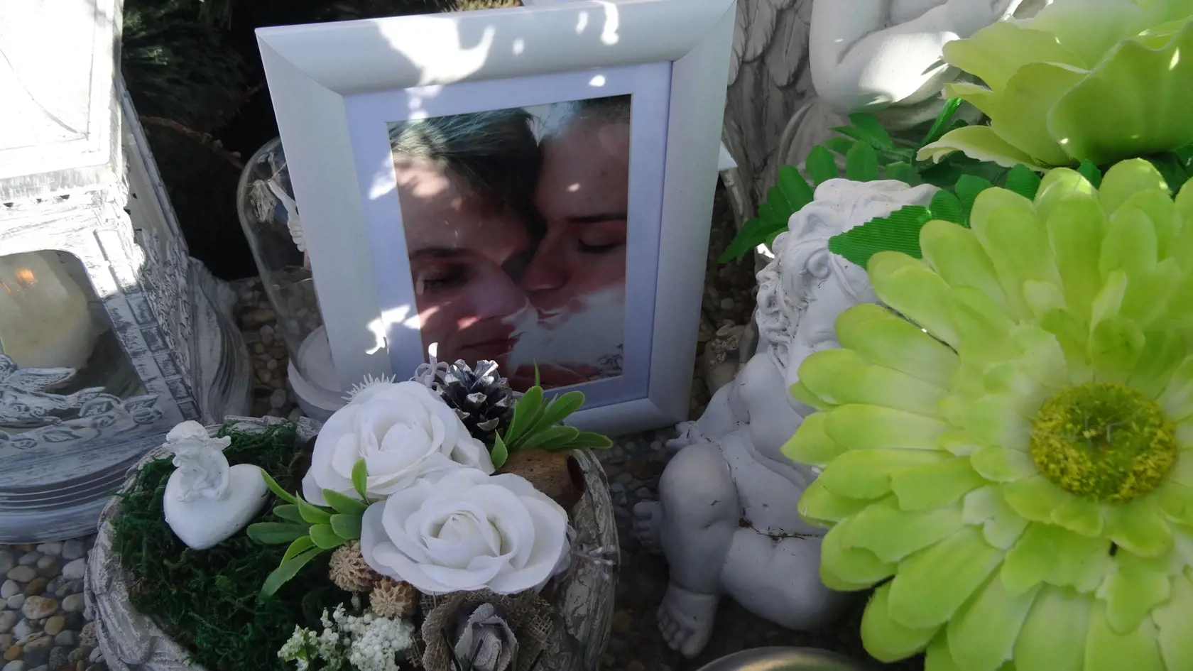 Ani na hrobe Broni nechýba fotografia s jej milovaným Marekom.