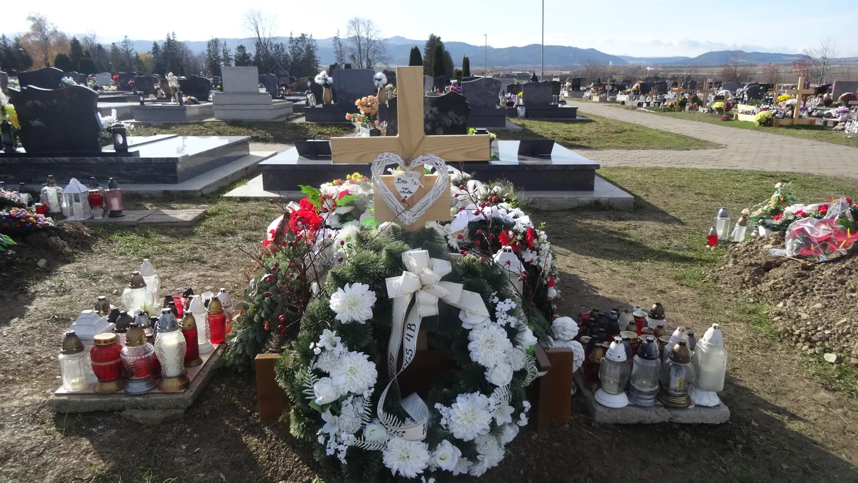 Na zadnej strane kríža na hrobe Broni je položené prútené srdce a veniec od bývalých spolužiakov.