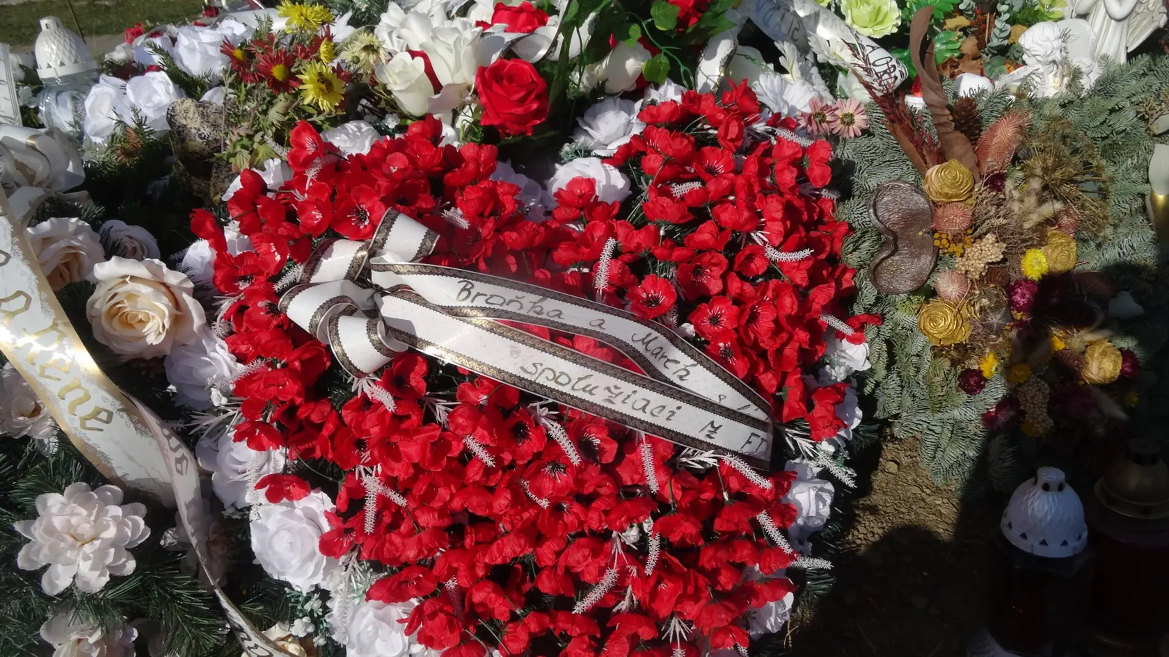 Srdce z červených kvietkov je darčekom pre Broňu a Mareka od spolužiakov z univerzity.