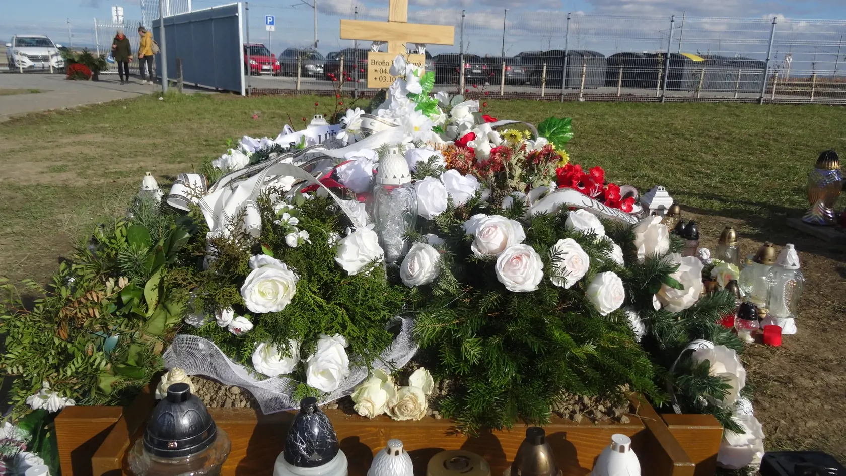 Rovnaká  obruba aká je na hrobe Broni, je aj na Marekovom hrobe.