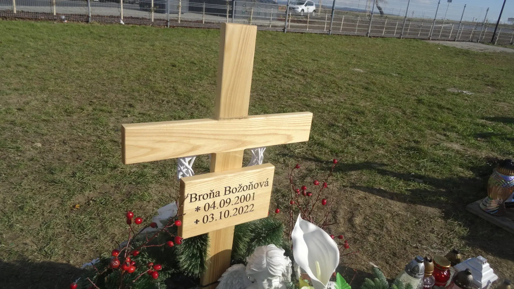 Miesto odpočinku označuje jednoduchý kríž.