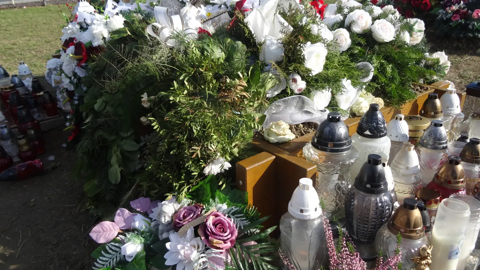 Záľaha kvetov a kahancov. Aj takto vyzeral vlani hrob Broni.