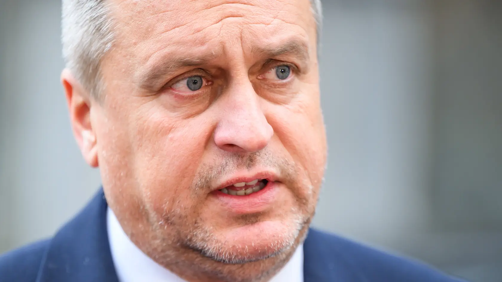 Na snímke predseda SNS Andrej Danko počas tlačovej konferencie po vypočutí na Krajskom riaditeľstve Policajného zboru vo veci bilbordovej kampane strany SNS v Bratislave 28. marca 2025.