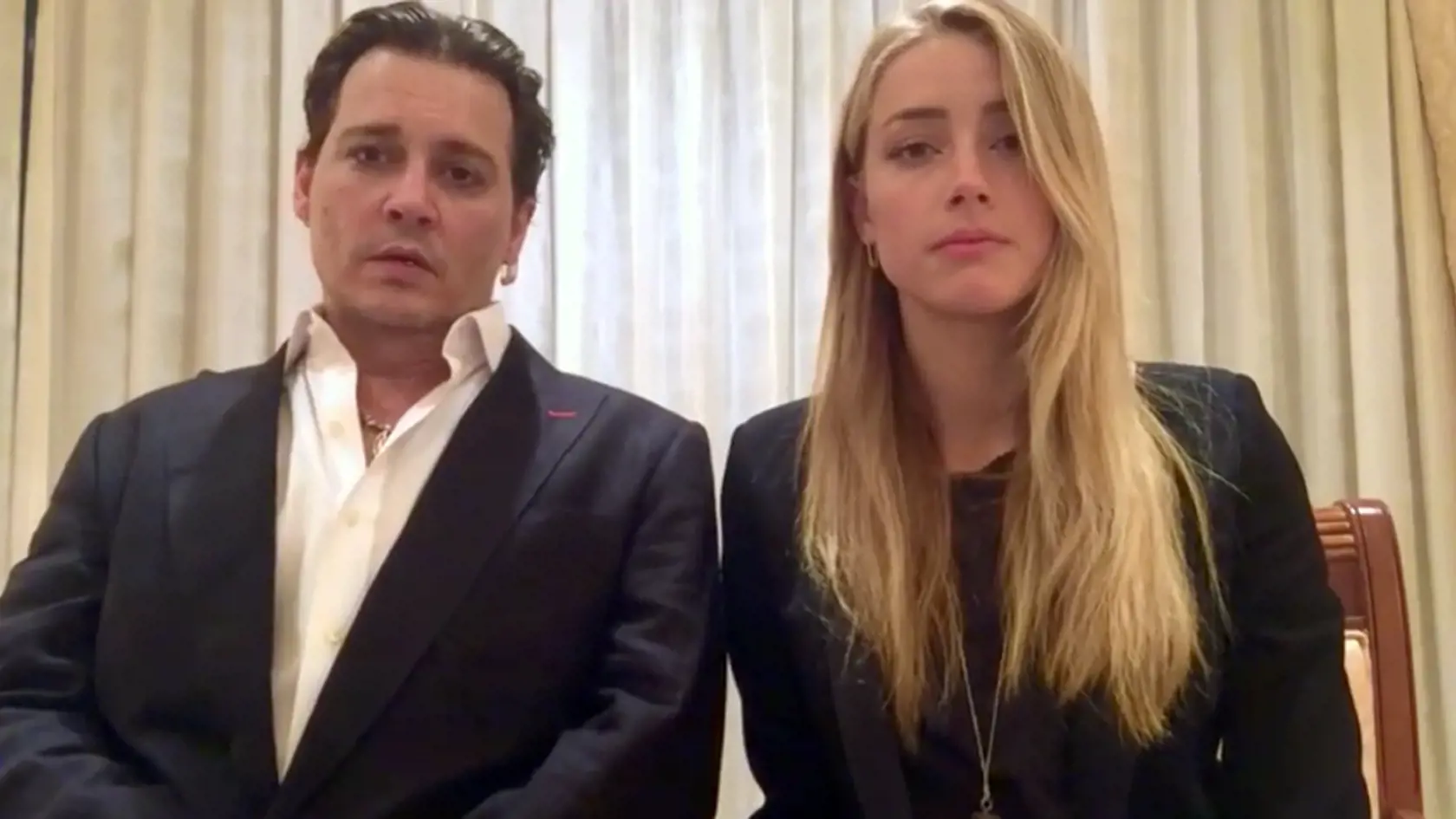 Amber Heard a Johnny Depp vo videu, v ktorom sa oficiálne ospravedlnili Austrálčanom