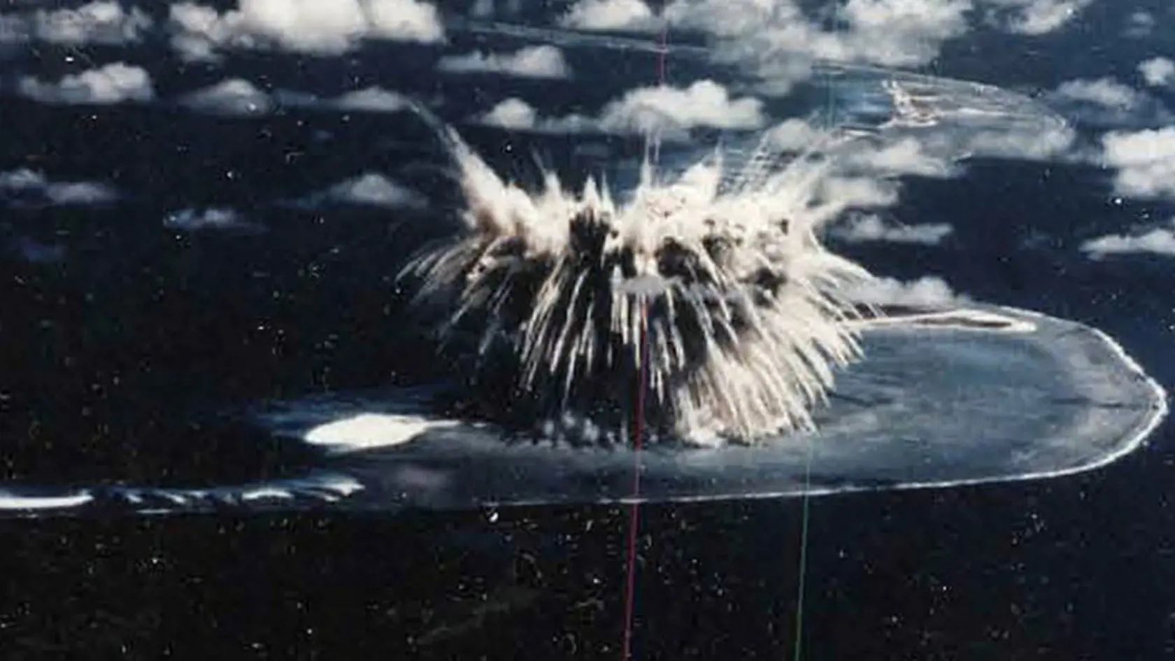 Testovanie jadrovej bomby na Bikini Atoll.