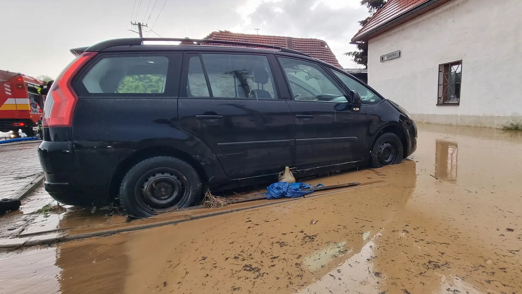 Pár minút búrky a Zvolenská Slatina bola pod vodou.