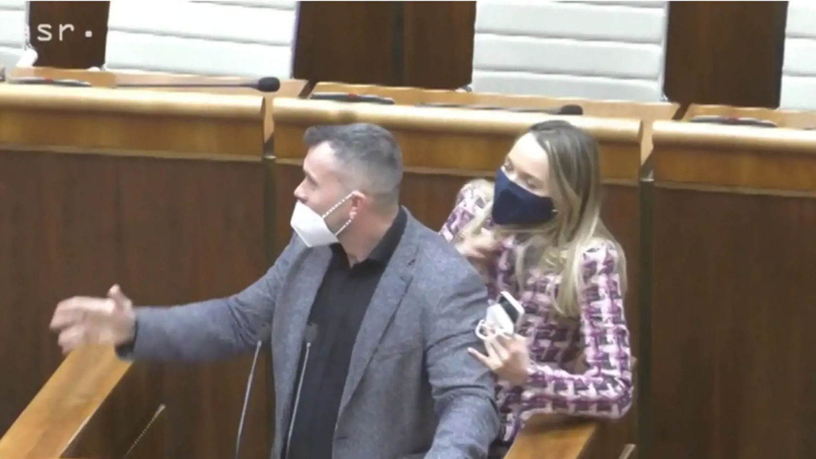 V parlamente sa udiala komická situácia, kedy sa Romana Tabák (OĽANO) snažila dostať k mikrofónu, keď za rečníckym pultom hovoril nezaradený poslanec Miroslav Suja.