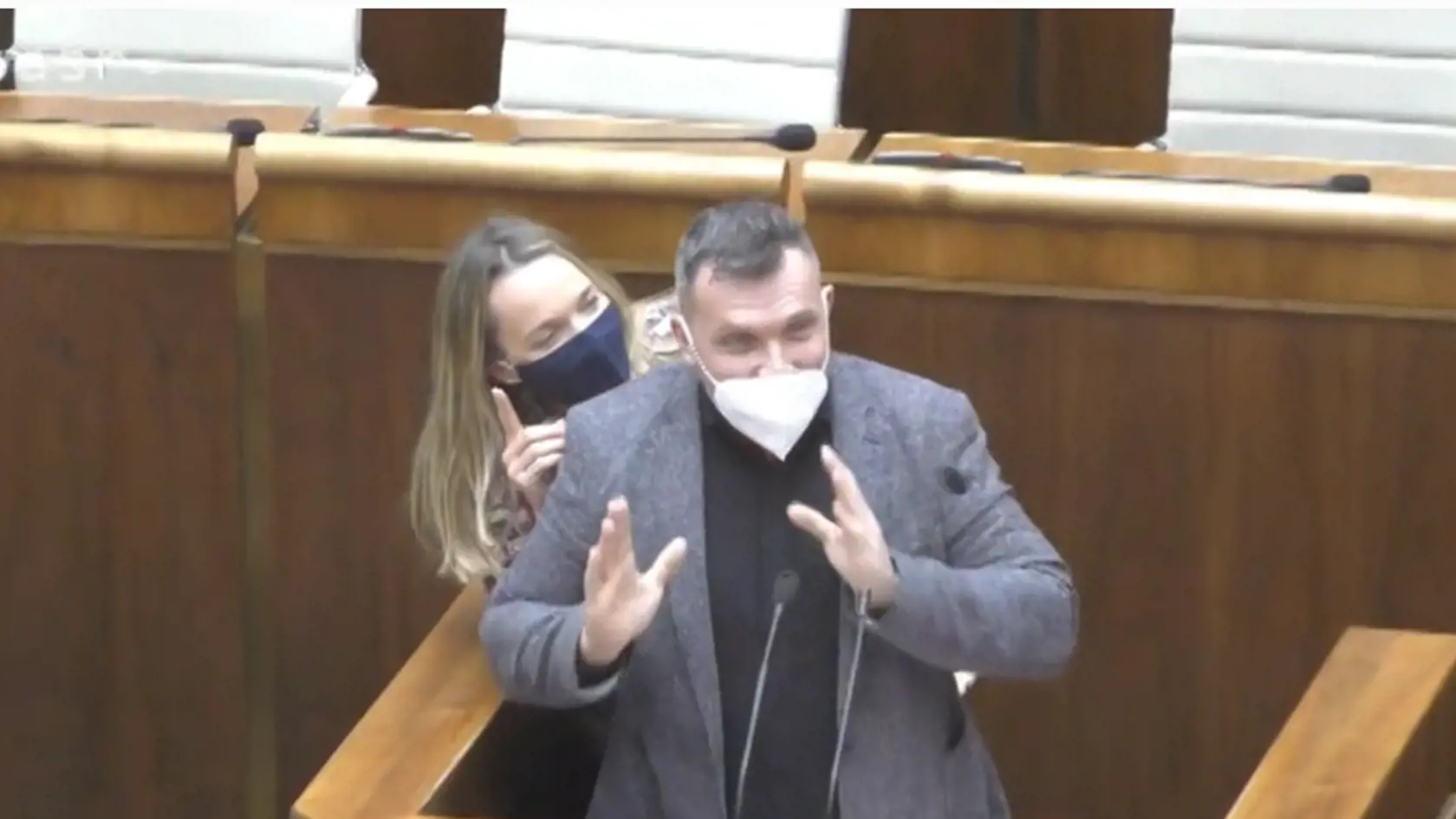 V parlamente sa udiala komická situácia, kedy sa Romana Tabák (OĽANO) snažila dostať k mikrofónu, keď za rečníckym pultom hovoril nezaradený poslanec Miroslav Suja.