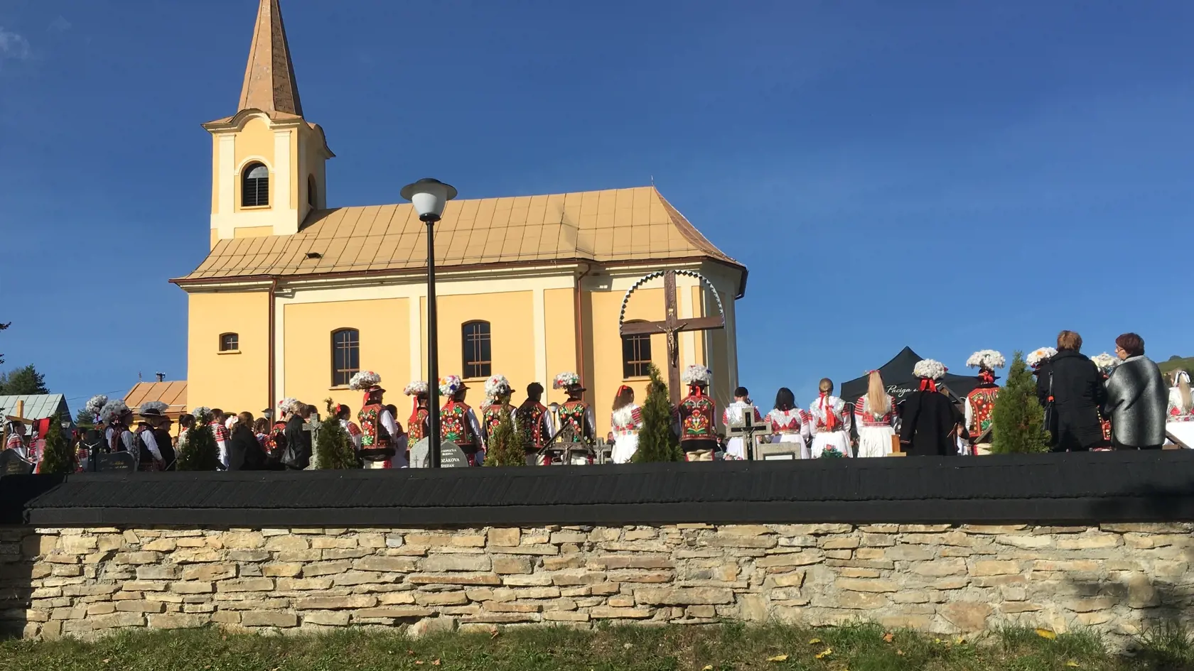 Vidieť na cintoríne počas pohrebu toľko veľa goralských družbov je naozaj niečo výnimočné. Marek však podľa zvyku mal mal zároveň ako keby sobáš, ktorého sa bohužiaľ nedožil.