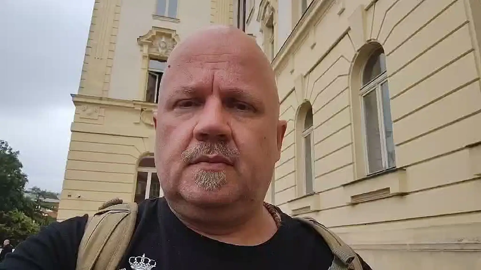 Do pojednávacej miestnosti ho priviedli krátko pred 11. hodinou. Na otázky novinárov neodpovedal. Približne o pol hodinu bolo rozhodnuté. Lukáš putuje za mreže.