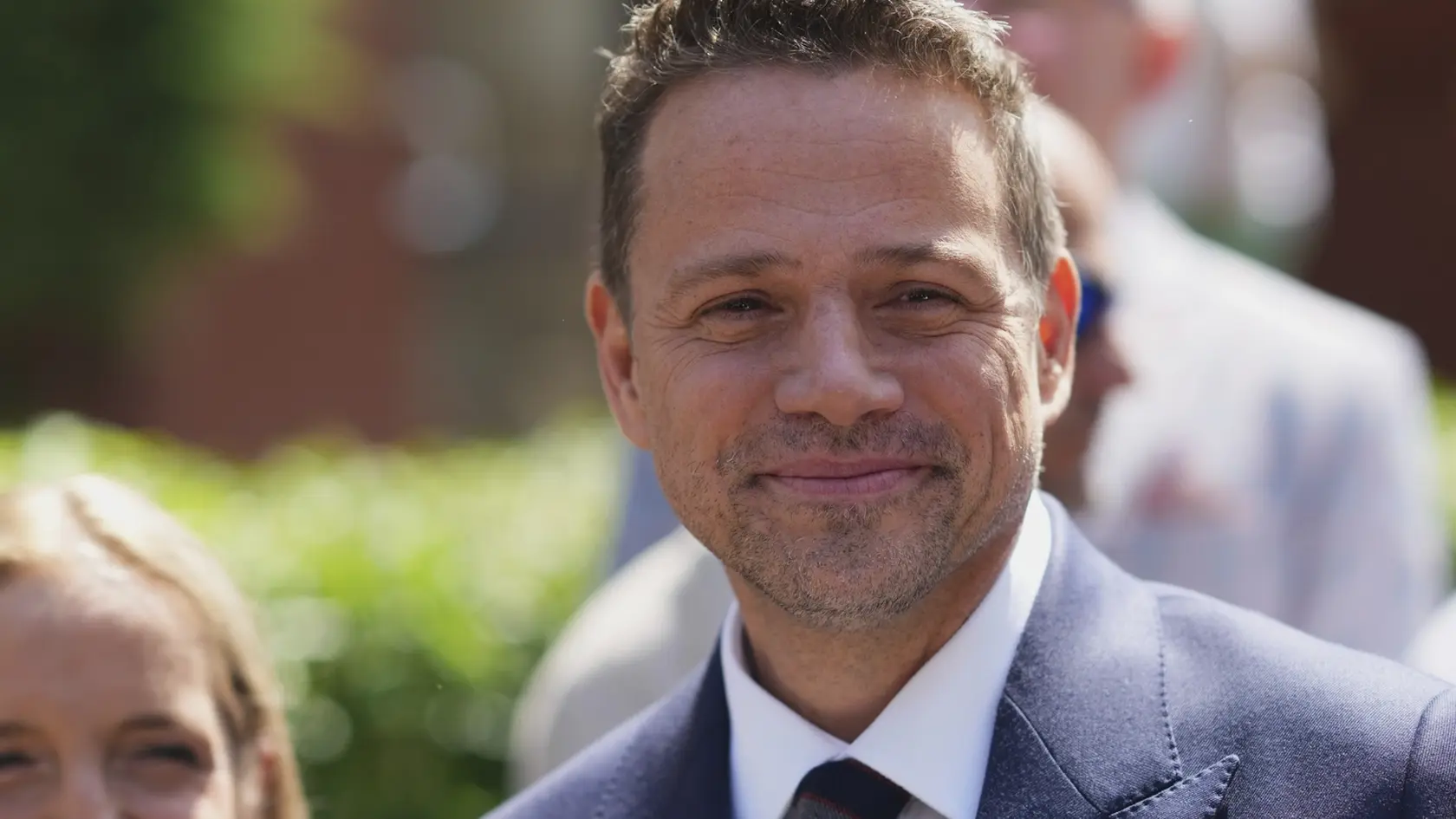 WA 28 Varšava - Prezidentský kandidát a starosta Varšavy Rafal Trzaskowski z liberálno-konzervatívneho tábora premiéra Donalda Tuska a jeho manželka Malgorzata odchádzajú z volebnej miestnosti vo Varšave počas 2. kola prezidentských volieb v Poľsku v nedeľu 1. júna 2025. Do 2. kola postúpili okrem Trzaskowského aj historik Karol Nawrocki, ktorého podporuje strana Právo a spravodlivosť (PiS). Volebné miestnosti zatvoria o 21.00 h. FOTO TASR/AP 

Presidential candidate Rafal Trzaskowski, right, leaves a polling station with his wife Malgorzata Trzaskowska after voting at a polling station during the presidential election runoff in Warsaw, Poland, Sunday, June 1, 2025. (AP Photo/Petr David Josek)
