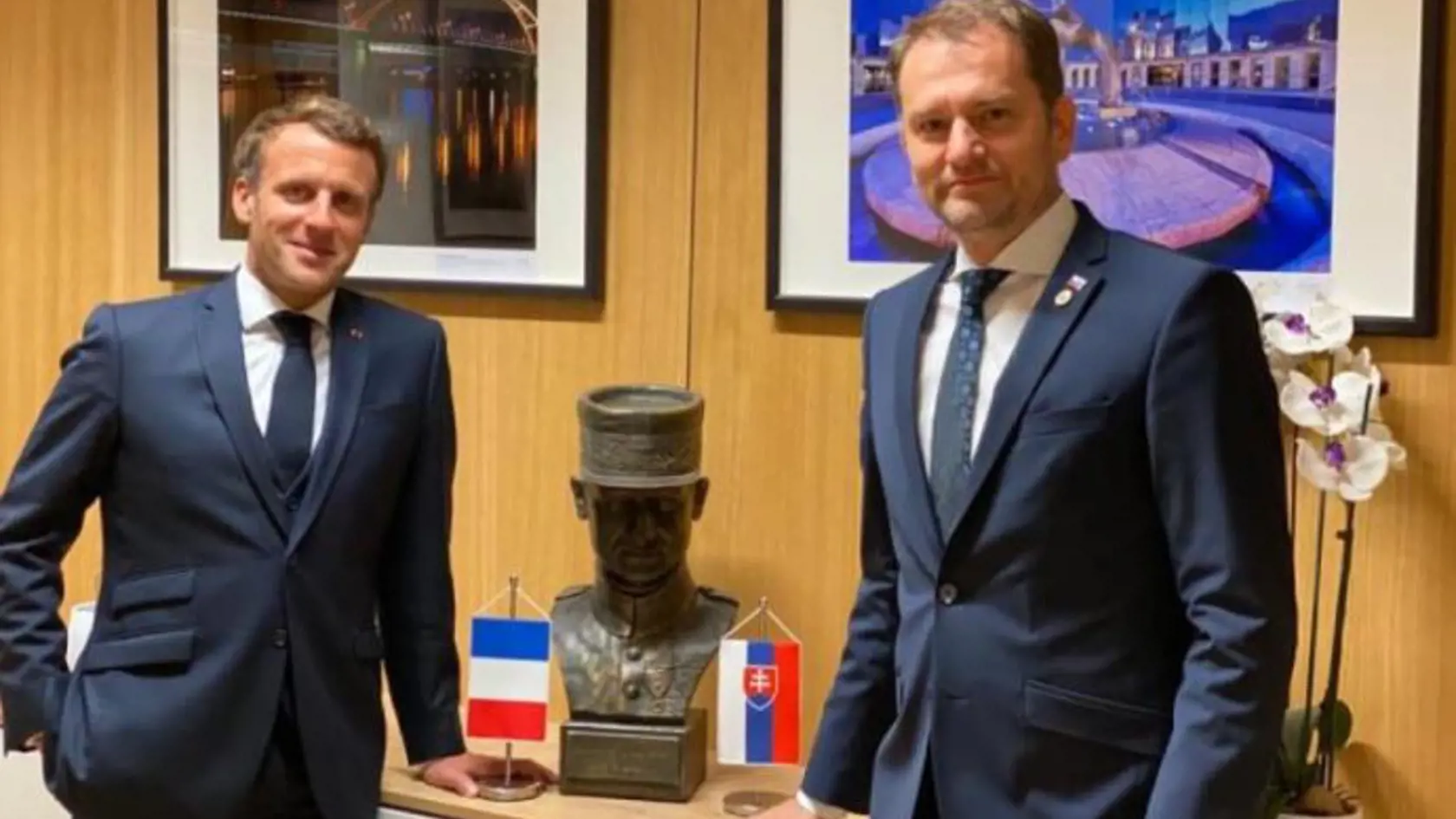 Pri Štefánikovej buste sa Igor Matovič odfotil aj s francúzskym prezidentom Macronom.