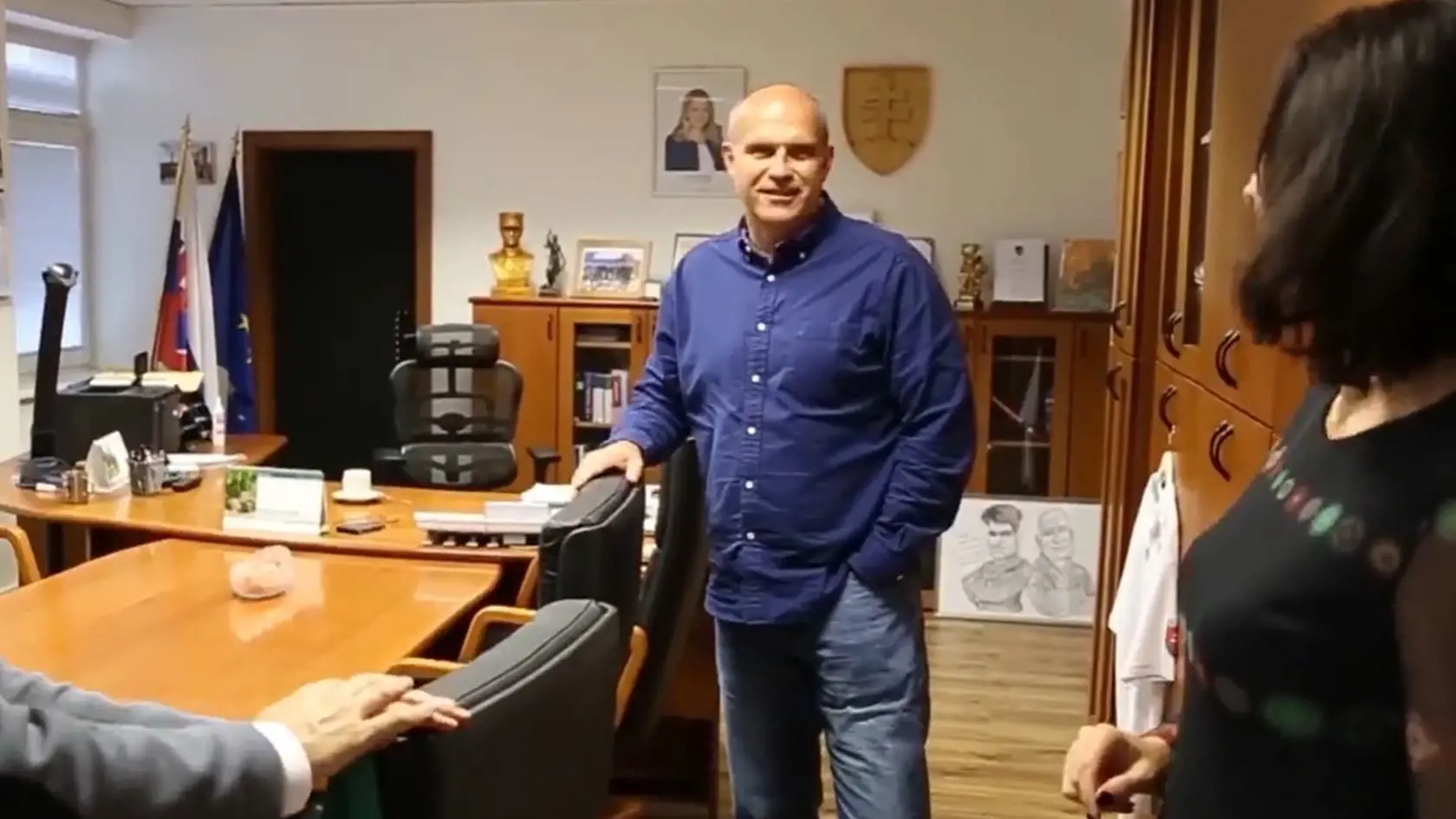 Busta Štefánika, vľavo vzadu, v kancelárii dnes už nebohého Milana Lučanského.