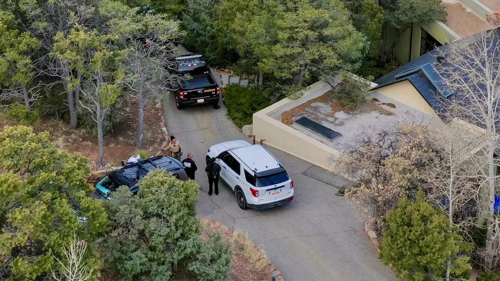 Na snímke policajti pred domom amerického oscarového herca Genea Hackmana, v ktorom našli herca mŕtveho spolu s manželkou a ich psom v americkom Santa Fe v štáte Nové Mexiko. Hackman zomrel vo veku 95 rokov. FOTO TASR/AP 


Santa Fe County deputies remain outside the house belonging to actor Gene Hackman and his wife Betsy Arakawa were earlier found dead, Thursday, Feb. 27, 2025 in Santa Fe, N.M. (AP Photo/Roberto E. Rosales)
