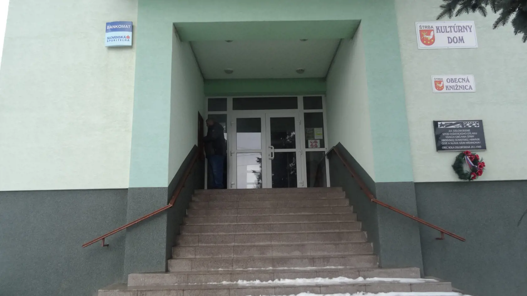 Schody do kultúrneho domu boli teraz prázdne, v deň úmrtia a pohrebu Lučanského boli obrovským pietnym miestom.