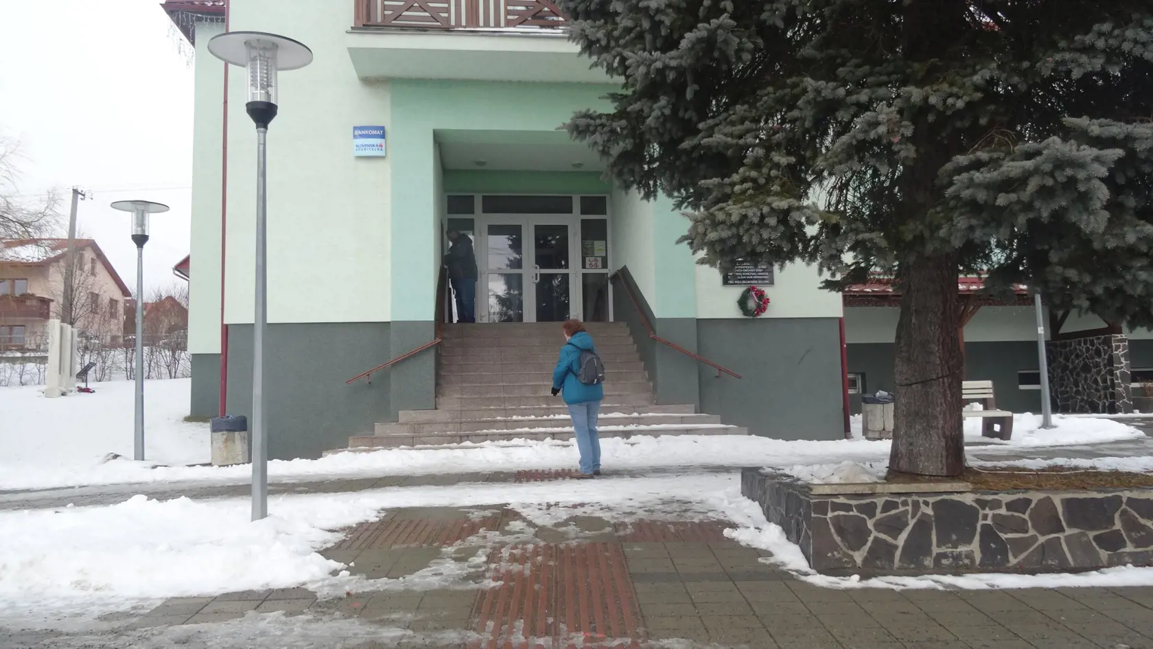 Schody do kultúrneho domu boli teraz prázdne, v deň úmrtia a pohrebu Lučanského boli obrovským pietnym miestom.