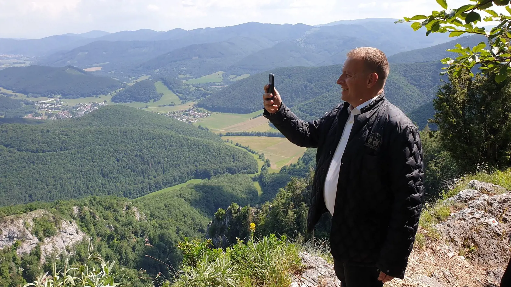 Boris Kollár (Sme rodina) počas návštevy vyhliadky Poludnica na okraji Národného parku Muránska planina, ktorá bola súčasťou jeho pracovného programu, týkajúceho sa manažmentu územia v teréne.