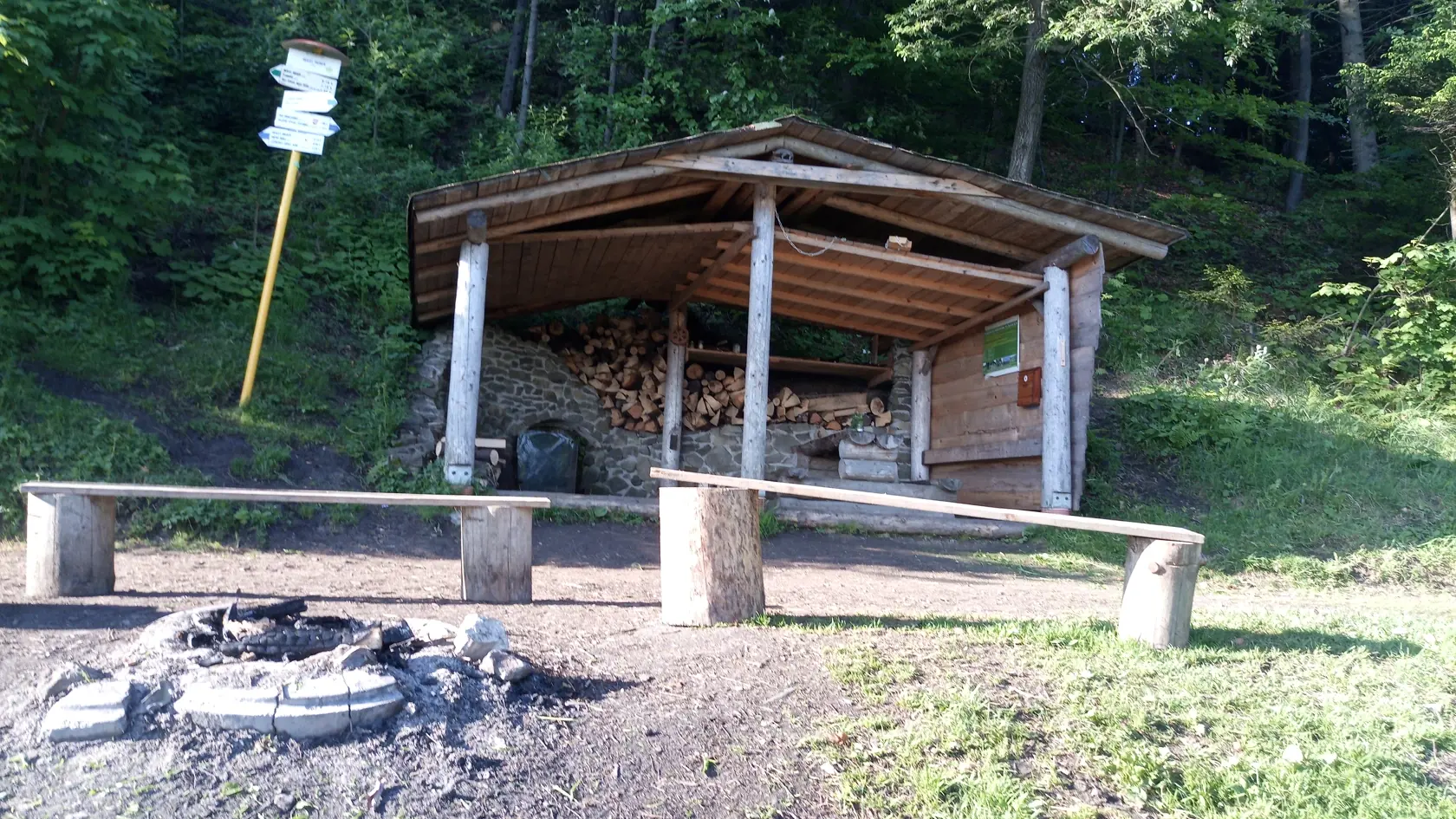 Okrem obľúbenej hojdačky sme tu našli aj prameň “Živá voda”, z ktorého sa môžete občerstviť, vďaka dobrovoľníkom je prameň zastrešený a ponúka možnosť odpočinku počas turistiky.