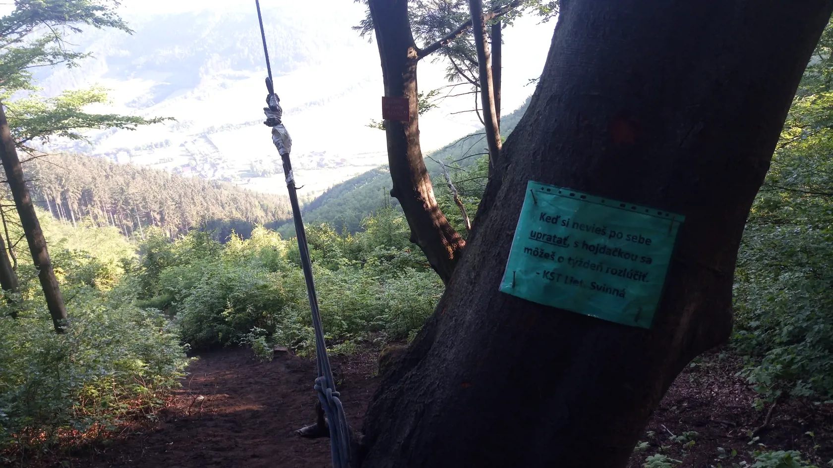 Pri hojdačke a v jej okolí sa objavil od turistov neporiadok. Preto ich čakal takýto oznam. 