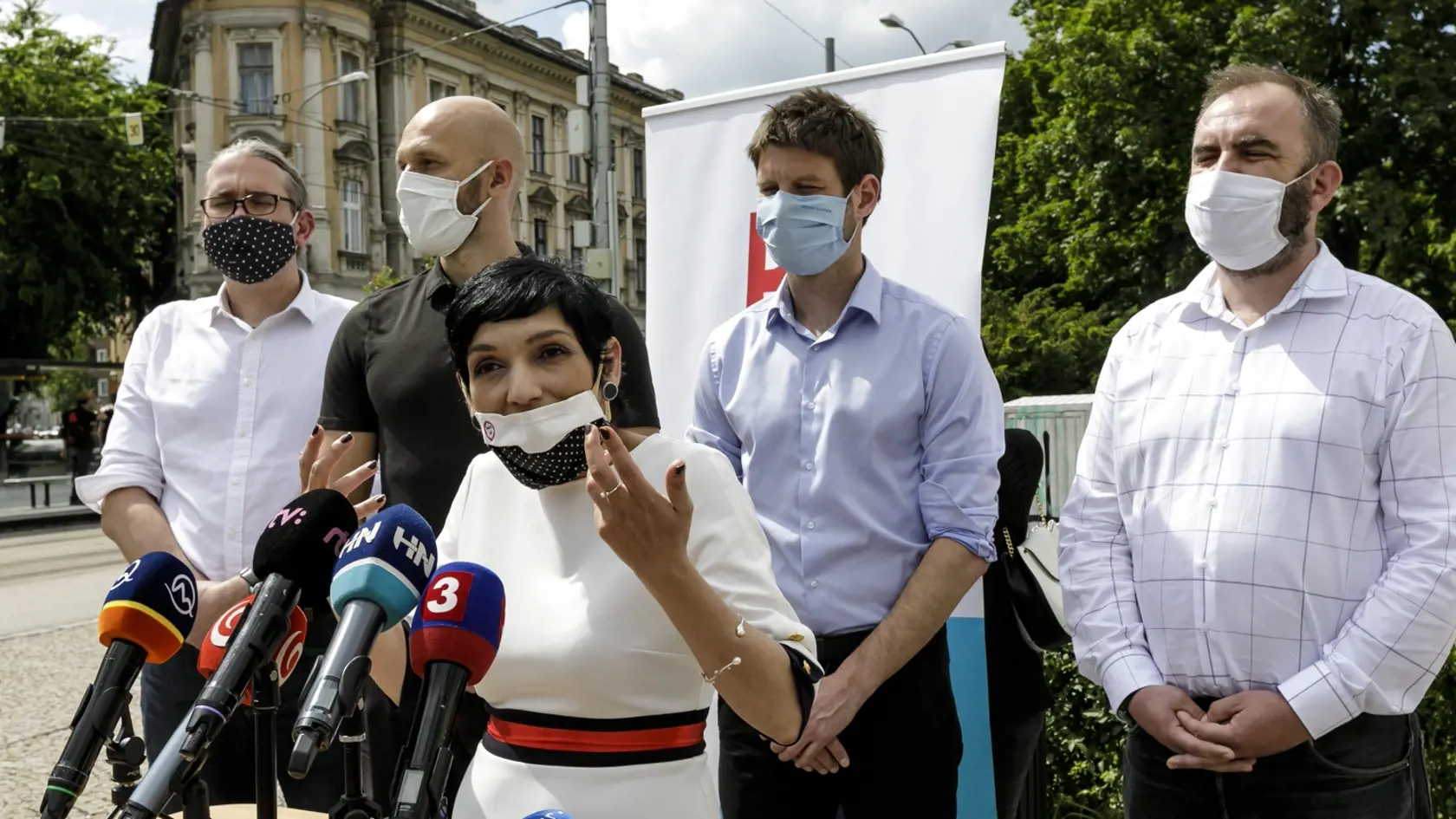 Na snímke zľava členovia predsedníctva mimoparlamentného hnutia Progresívne Slovensko (PS) Martin Hojsík, bývalý predseda hnutia Michal Truban, predsedníčka hnutia Irena Bihariová, Michal Šimečka a Ivan Štefunko.