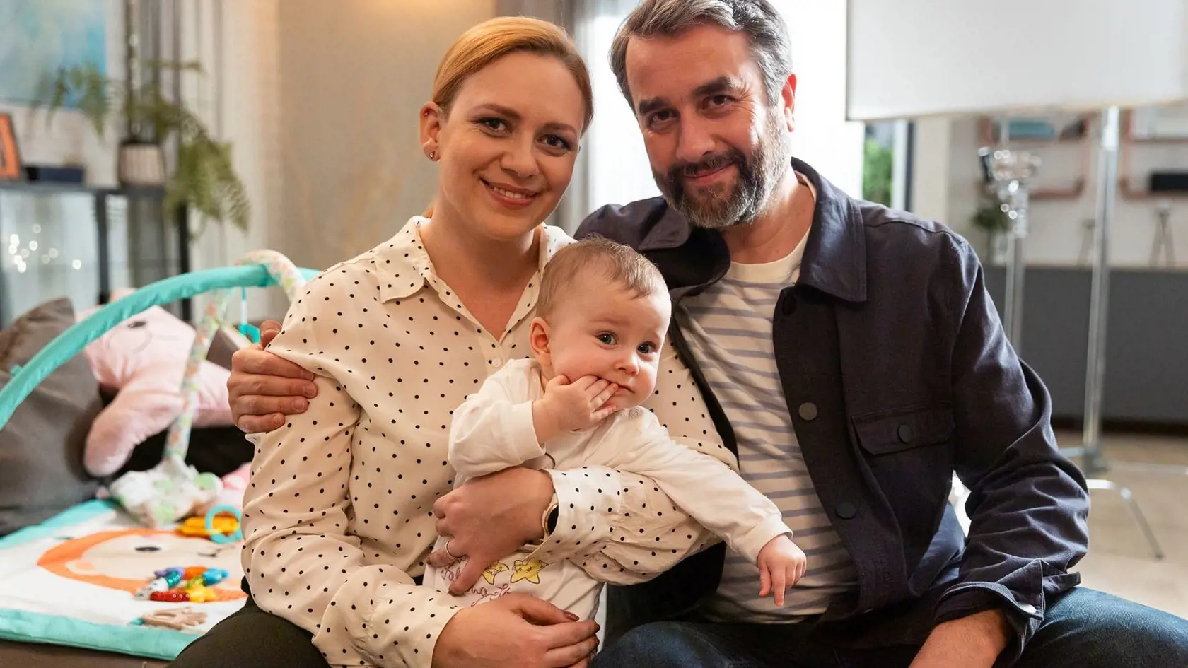 V Mame na prenájom so seriálovou manželkou Beátou a dcérkou Zuzkou.