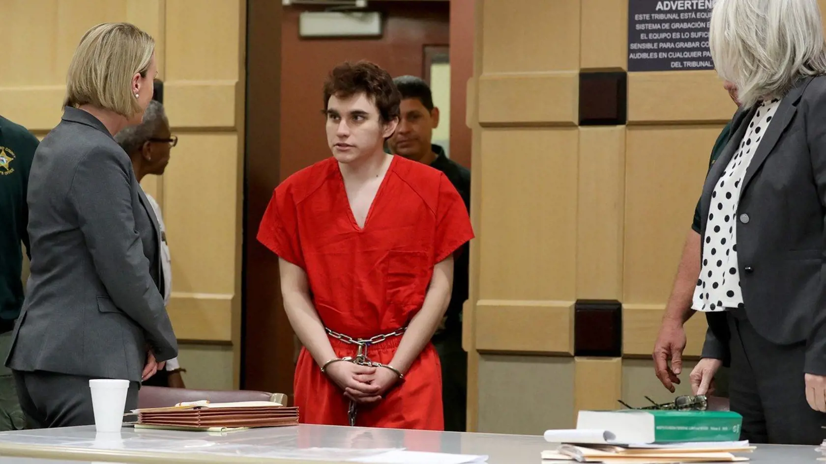 Počas streľby v škole na Floride zahynulo vo februári 2018 sedemnásť ľudí. Strelcom bol študent Nikolas Cruz.