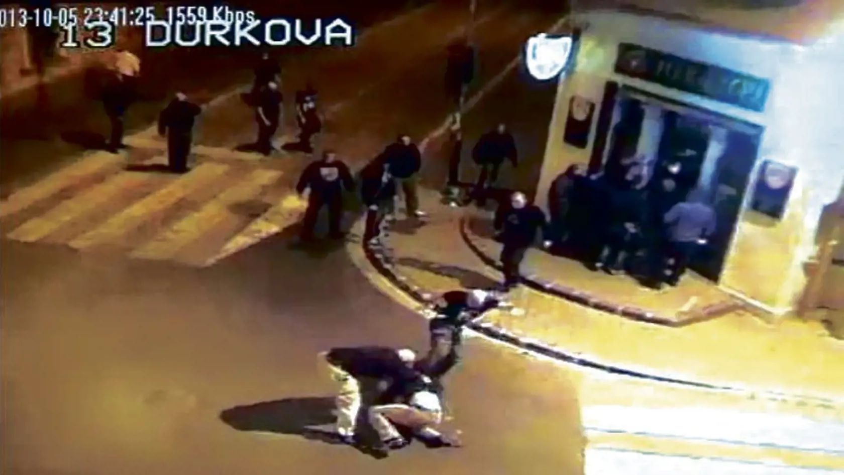Holohlaví výtržníci bili a kopali návštevníkov klubu Mariatchi hlava nehlava.