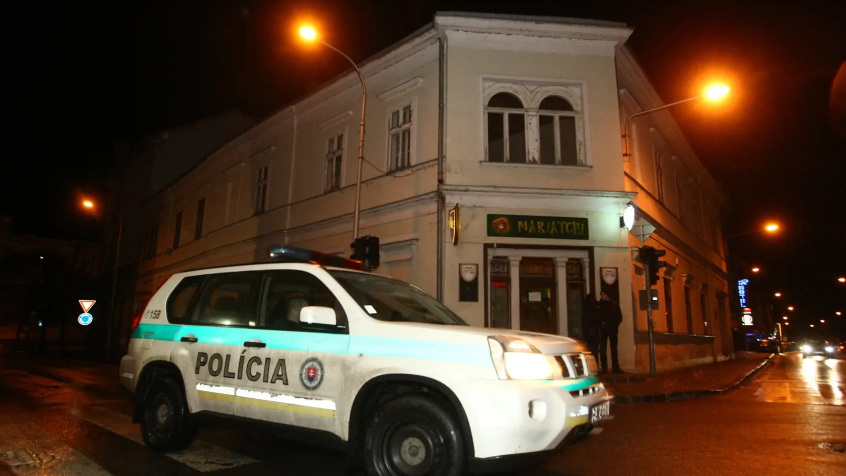Policajné auto pred barom Mariatchi v Nitre.