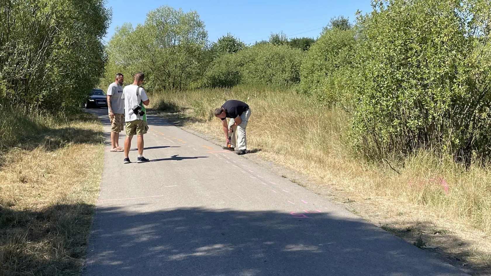 Tragická nehoda, ku ktorej došlo v pondelok večer pri Zvolene, má stále množstvo otáznikov. Zrážku s terénnym vozidlom neprežili dvaja hasiči, ktorí si počas voľna vyšli na cyklistický výlet.