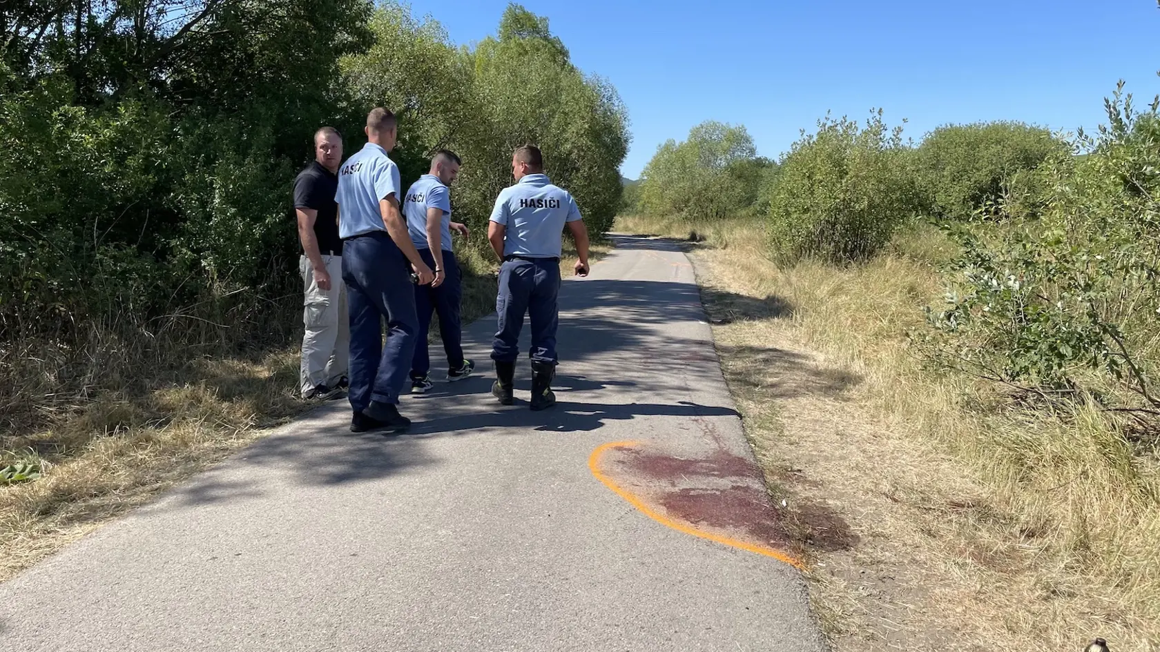 "Podľa doterajších zistení sa 53-ročný vodič pravdepodobne plne nevenoval vedeniu vozidla a nesledoval situáciu v cestnej premávke. Po prejdení pravotočivej zákruty čelne narazil do dvoch oproti idúcich cyklistov," upresnila včera ráno polícia. V utorok dopoludnia na mieste tragédie ešte súdny znalec v sprievode polície zaisťoval stopy. Na zemi bolo aj množstvo krvi a niekoľko zapálených sviečok ako spomienka na milovaných kolegov.