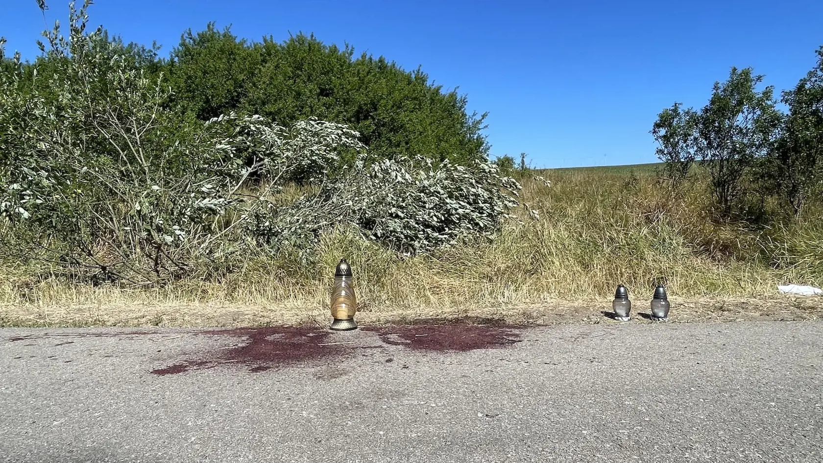 Tragická nehoda, ku ktorej došlo v pondelok večer pri Zvolene, má stále množstvo otáznikov. Zrážku s terénnym vozidlom neprežili dvaja hasiči, ktorí si počas voľna vyšli na cyklistický výlet.