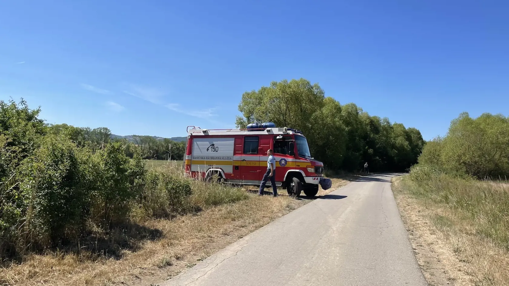 Tragická nehoda, ku ktorej došlo v pondelok večer pri Zvolene, má stále množstvo otáznikov. Zrážku s terénnym vozidlom neprežili dvaja hasiči, ktorí si počas voľna vyšli na cyklistický výlet.