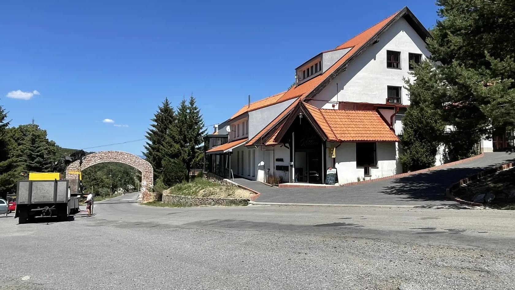 Luxusný hotel vo Zvolene patrí vodičovi, ktorý pri tragickej nehode zabil dvoch hasičov.