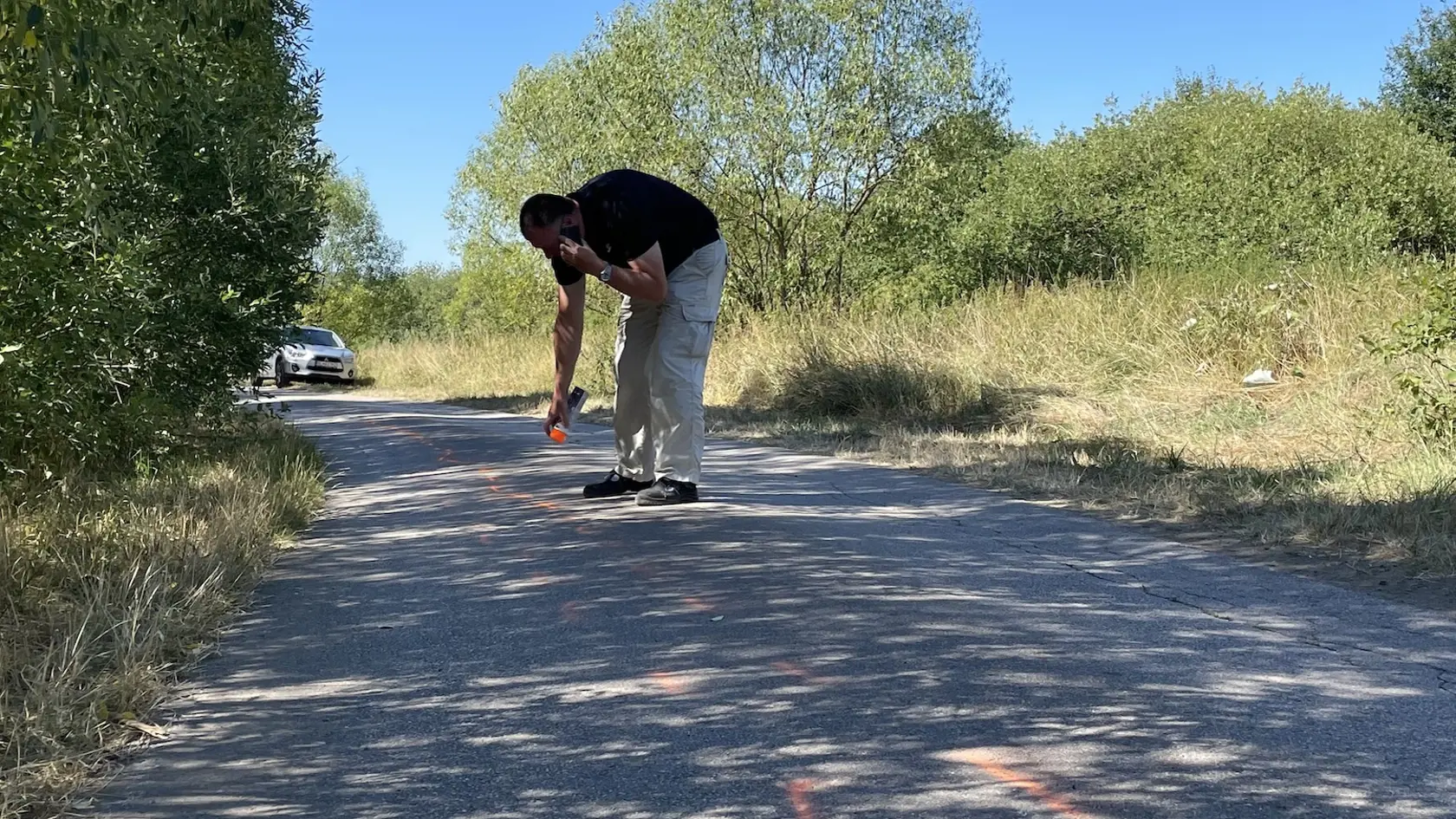 "Podľa doterajších zistení sa 53-ročný vodič pravdepodobne plne nevenoval vedeniu vozidla a nesledoval situáciu v cestnej premávke. Po prejdení pravotočivej zákruty čelne narazil do dvoch oproti idúcich cyklistov," upresnila včera ráno polícia. V utorok dopoludnia na mieste tragédie ešte súdny znalec v sprievode polície zaisťoval stopy. Na zemi bolo aj množstvo krvi a niekoľko zapálených sviečok ako spomienka na milovaných kolegov.
