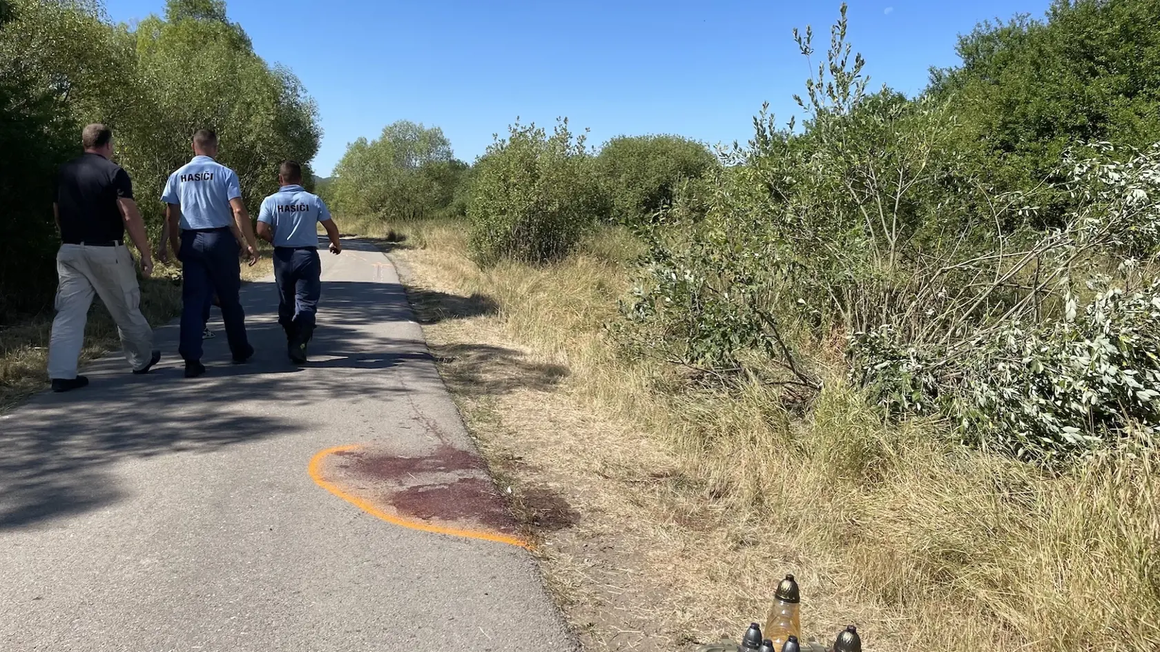 Tragická nehoda, ku ktorej došlo v pondelok večer pri Zvolene, má stále množstvo otáznikov. Zrážku s terénnym vozidlom neprežili dvaja hasiči, ktorí si počas voľna vyšli na cyklistický výlet.