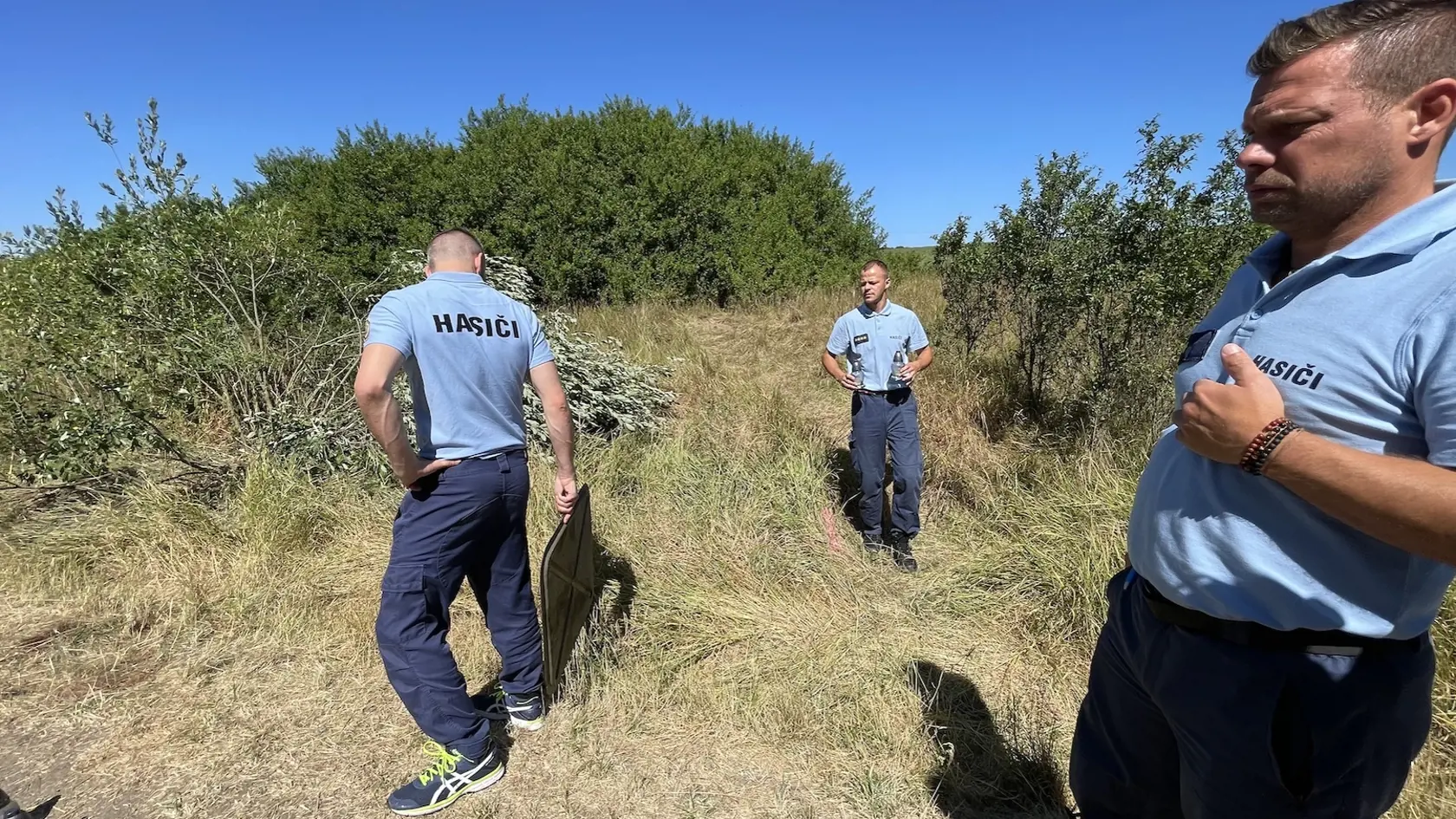"Podľa doterajších zistení sa 53-ročný vodič pravdepodobne plne nevenoval vedeniu vozidla a nesledoval situáciu v cestnej premávke. Po prejdení pravotočivej zákruty čelne narazil do dvoch oproti idúcich cyklistov," upresnila včera ráno polícia. V utorok dopoludnia na mieste tragédie ešte súdny znalec v sprievode polície zaisťoval stopy. Na zemi bolo aj množstvo krvi a niekoľko zapálených sviečok ako spomienka na milovaných kolegov.
