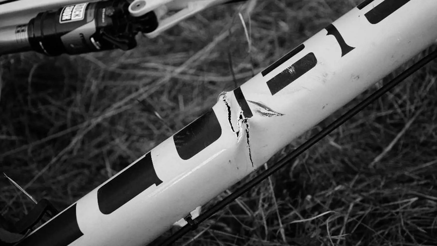 Do skupinky na bicykloch obrovským autom narazil muž, ktorý pravdepodobne prekročil povolenú rýchlosť a vletel do nich spoza zákruty.