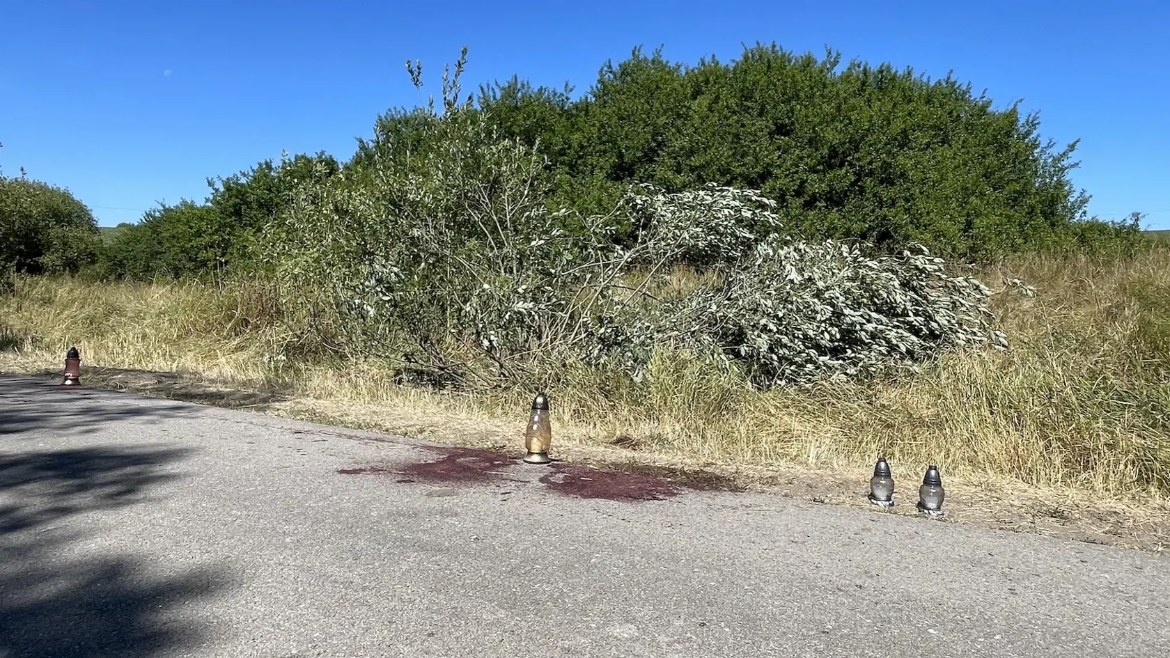 Tragická nehoda, ku ktorej došlo v pondelok večer pri Zvolene, má stále množstvo otáznikov. Zrážku s terénnym vozidlom neprežili dvaja hasiči, ktorí si počas voľna vyšli na cyklistický výlet.