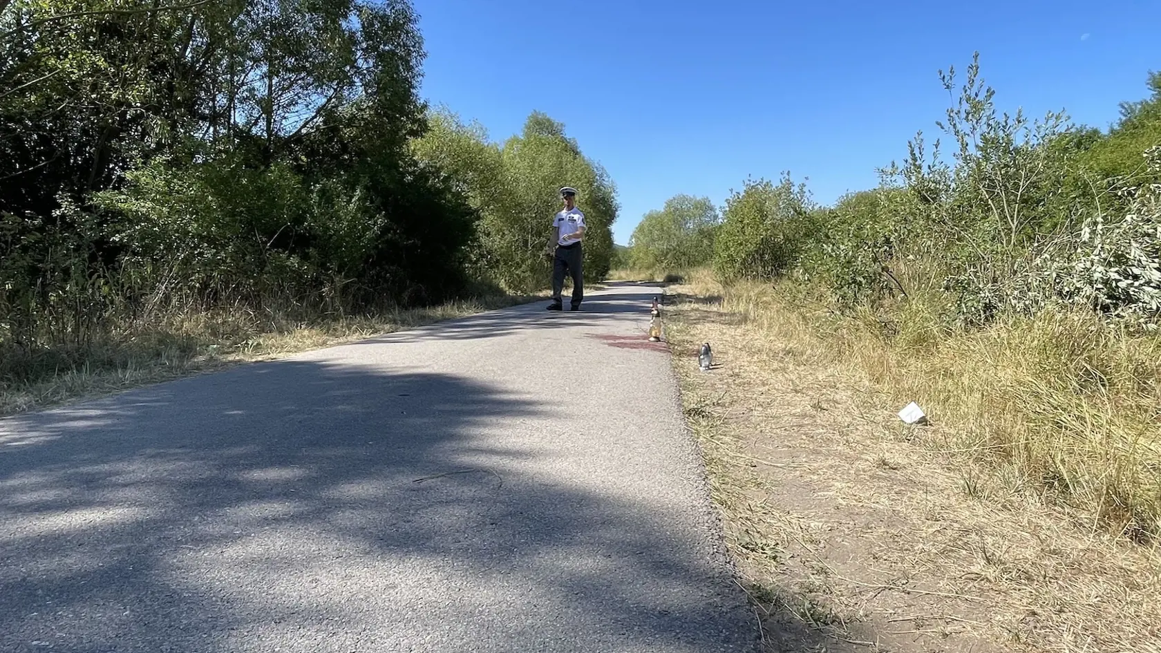 "Podľa doterajších zistení sa 53-ročný vodič pravdepodobne plne nevenoval vedeniu vozidla a nesledoval situáciu v cestnej premávke. Po prejdení pravotočivej zákruty čelne narazil do dvoch oproti idúcich cyklistov," upresnila včera ráno polícia. V utorok dopoludnia na mieste tragédie ešte súdny znalec v sprievode polície zaisťoval stopy. Na zemi bolo aj množstvo krvi a niekoľko zapálených sviečok ako spomienka na milovaných kolegov.