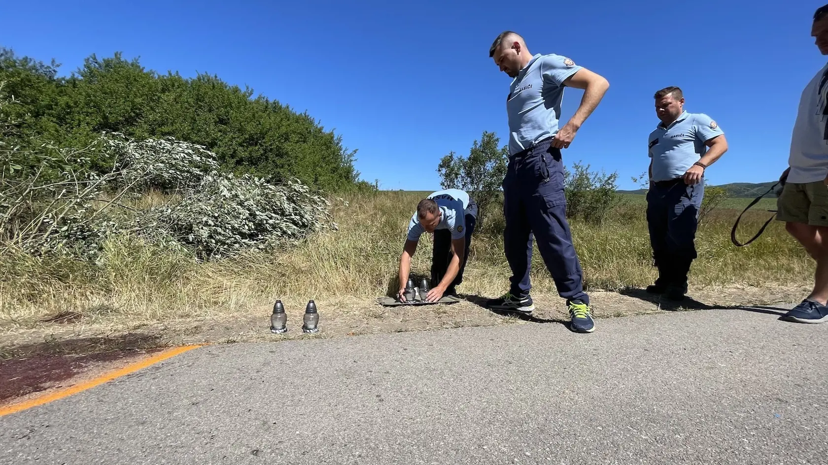 Tragická nehoda, ku ktorej došlo v pondelok večer pri Zvolene, má stále množstvo otáznikov. Zrážku s terénnym vozidlom neprežili dvaja hasiči, ktorí si počas voľna vyšli na cyklistický výlet.